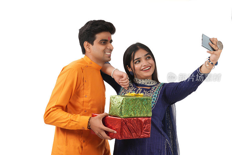 小弟弟和小妹妹庆祝Raksha Bandhan